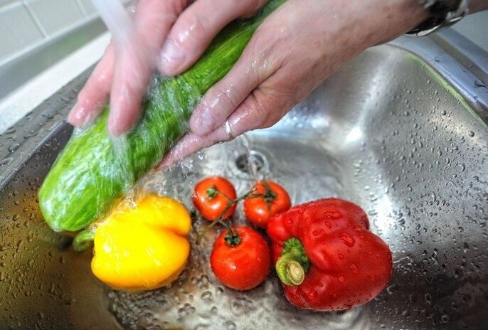Για την πρόληψη της παρασιτικής μόλυνσης, είναι απαραίτητο να πλένετε τα λαχανικά πριν τα καταναλώσετε.